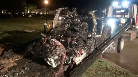 S­ü­r­ü­c­ü­s­ü­z­ ­T­e­s­l­a­ ­K­a­z­a­ ­Y­a­p­ı­p­ ­Y­a­n­d­ı­:­ ­2­ ­K­i­ş­i­ ­H­a­y­a­t­ı­n­ı­ ­K­a­y­b­e­t­t­i­